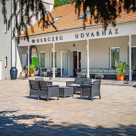 Herczeg Udvarhaz Poroszló Exteriör bild
