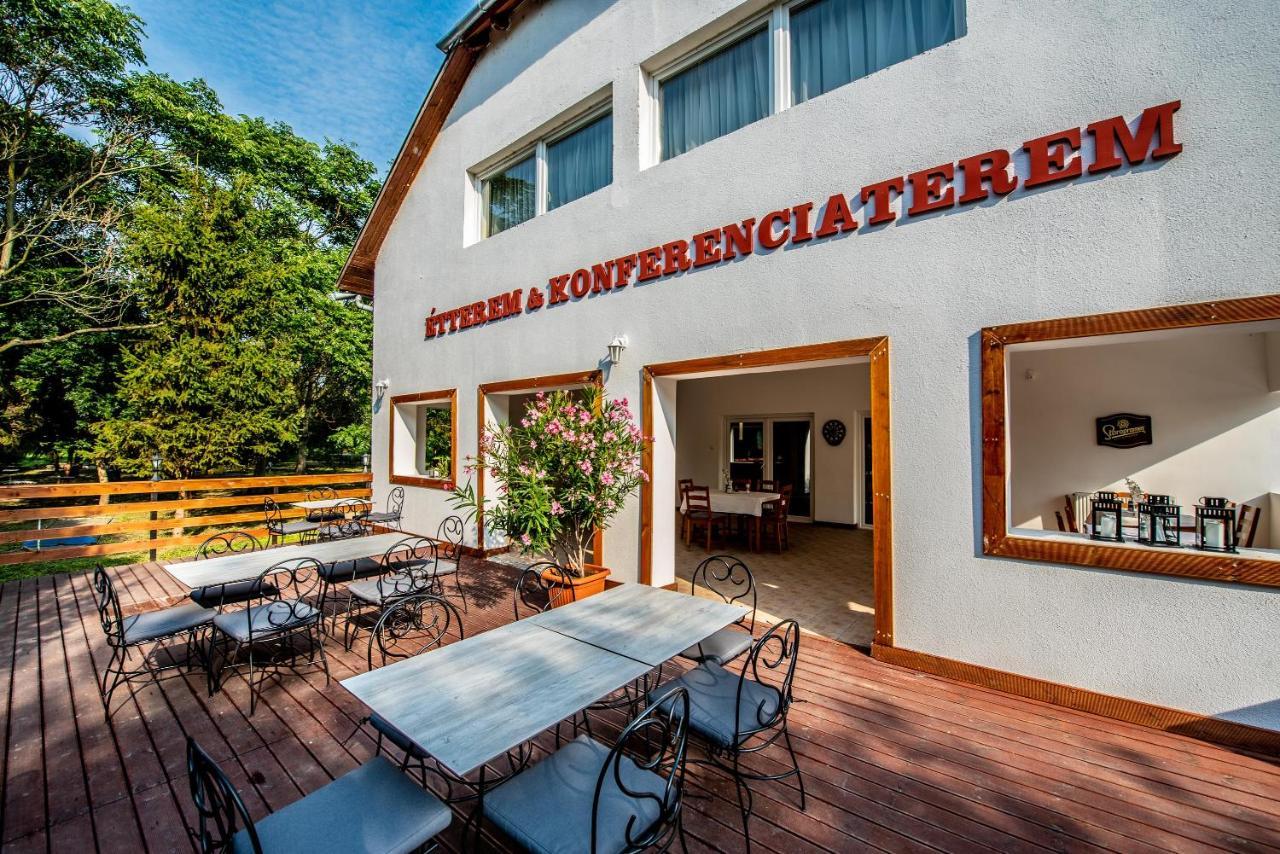 Herczeg Udvarhaz Poroszló Exteriör bild