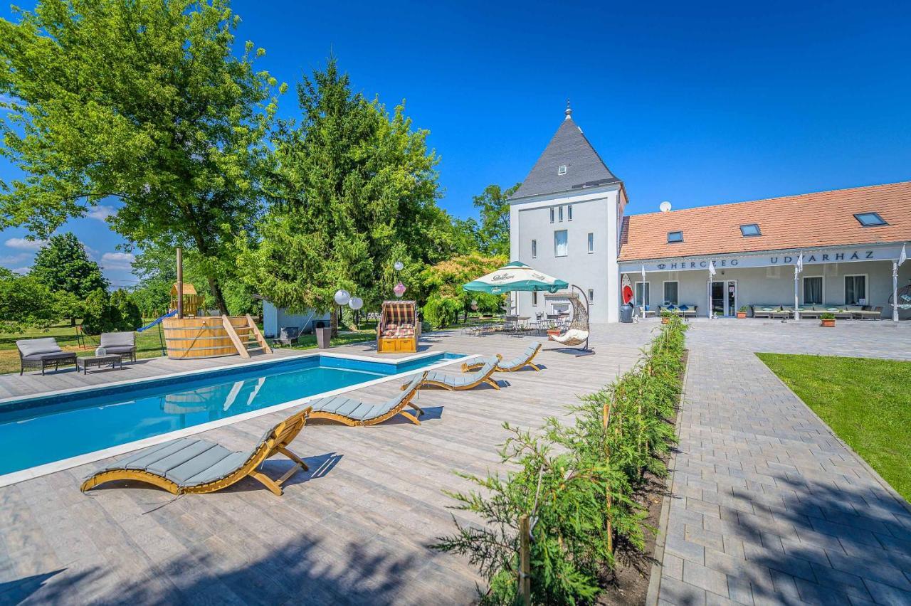 Herczeg Udvarhaz Poroszló Exteriör bild