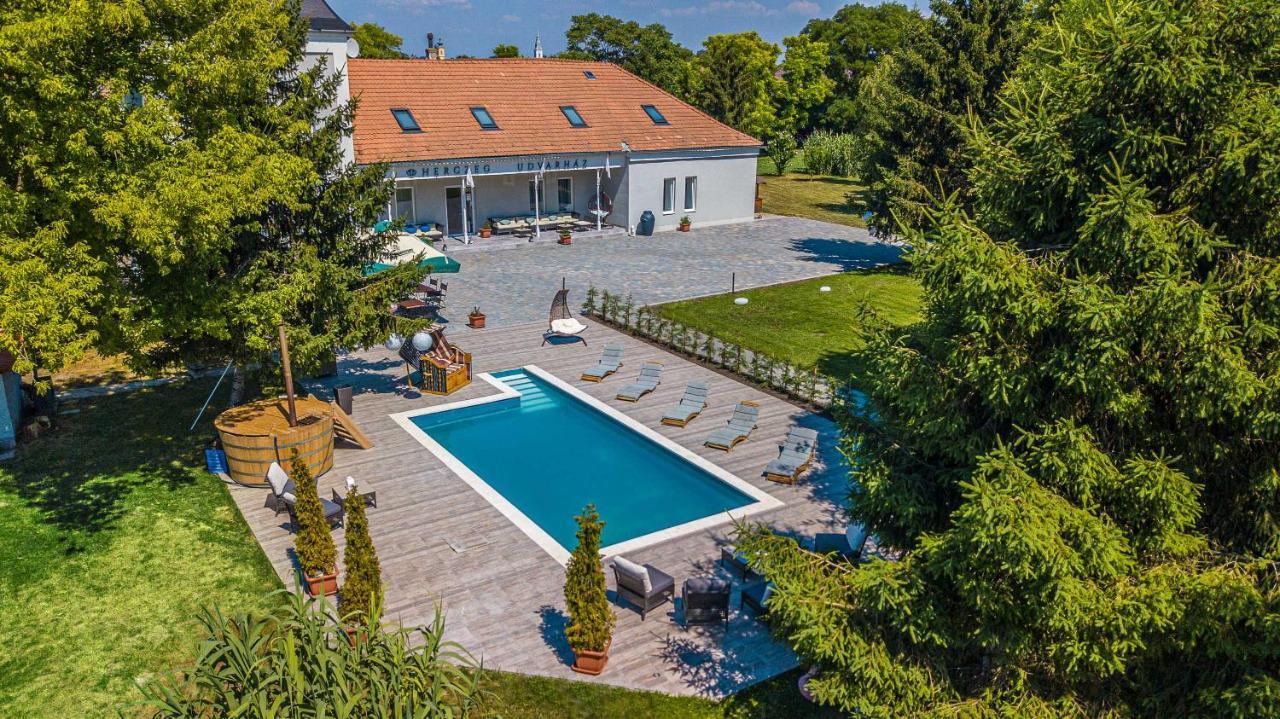 Herczeg Udvarhaz Poroszló Exteriör bild
