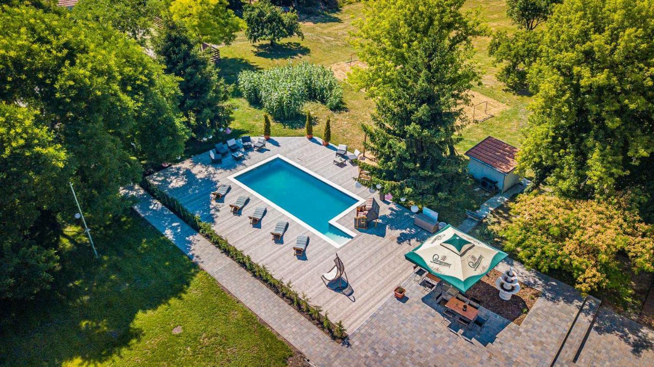 Herczeg Udvarhaz Poroszló Exteriör bild