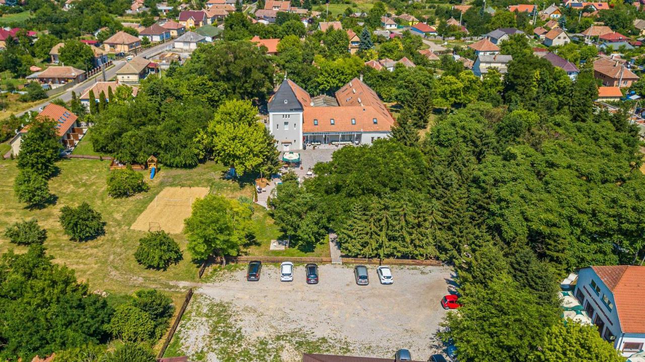 Herczeg Udvarhaz Poroszló Exteriör bild