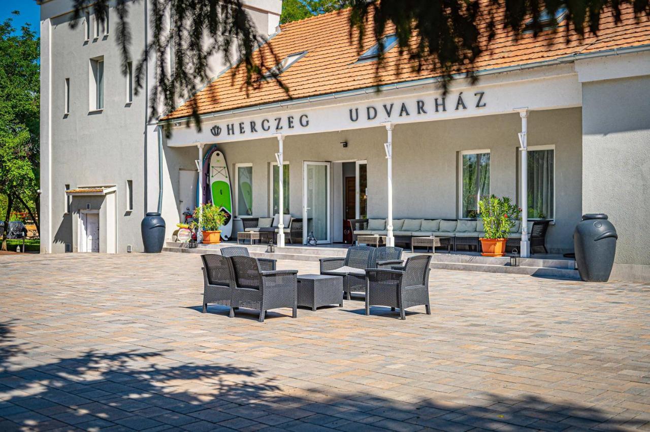 Herczeg Udvarhaz Poroszló Exteriör bild