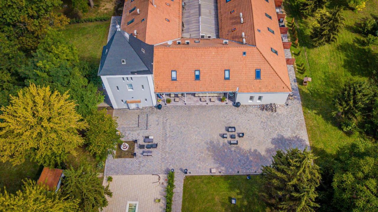Herczeg Udvarhaz Poroszló Exteriör bild