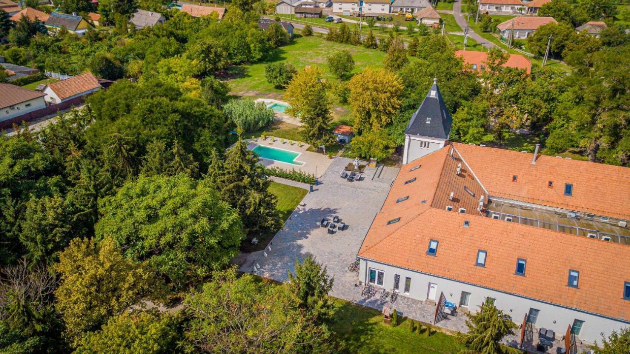 Herczeg Udvarhaz Poroszló Exteriör bild