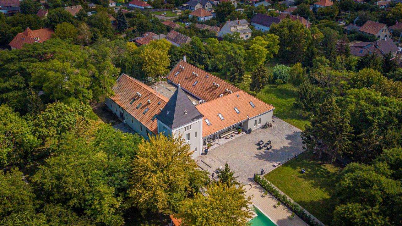 Herczeg Udvarhaz Poroszló Exteriör bild