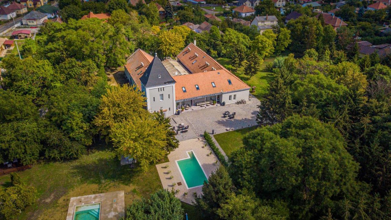 Herczeg Udvarhaz Poroszló Exteriör bild