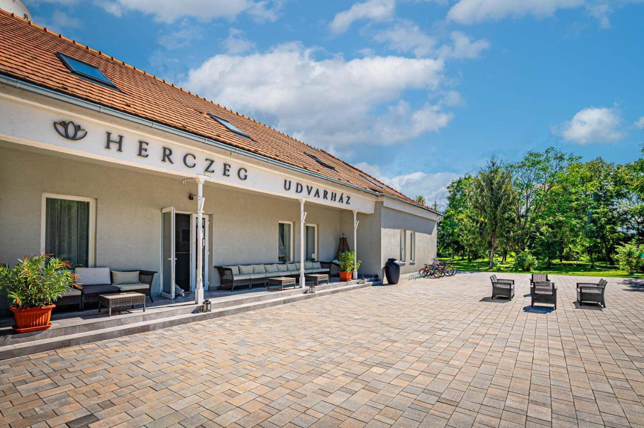 Herczeg Udvarhaz Poroszló Exteriör bild